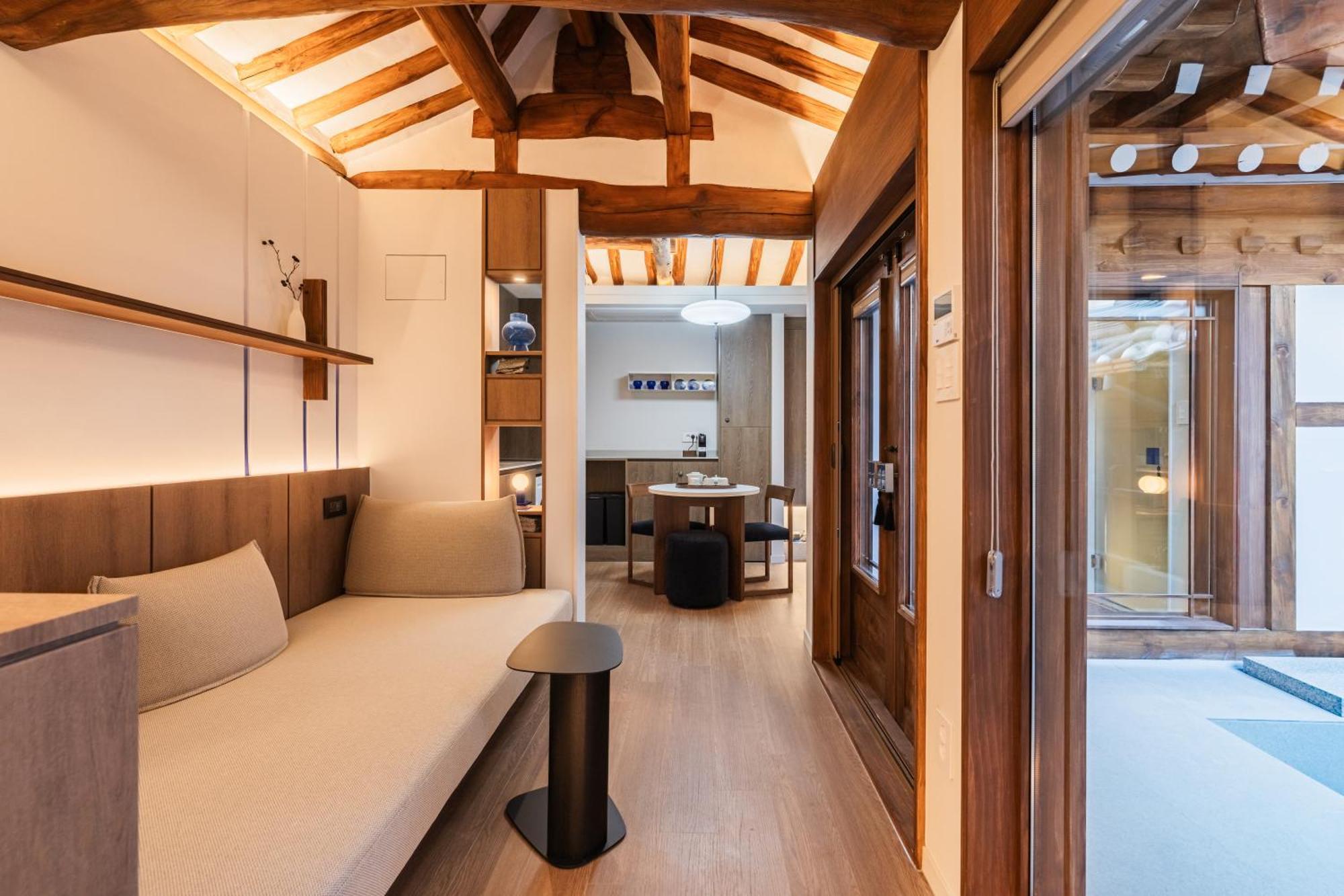 Hanok Blue Dot